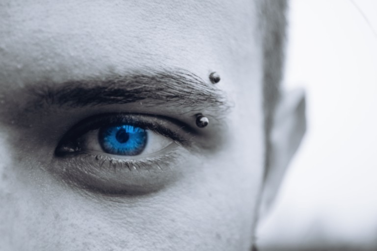 Piercing à l'Arcade
