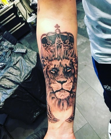 Tatouage lion couronne